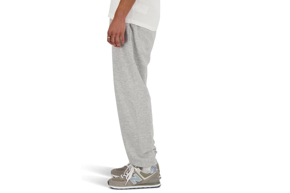 Pantalón Deportivo Hombre New Balance Sport Essentials French Terry Gris Cómodo y Versátil