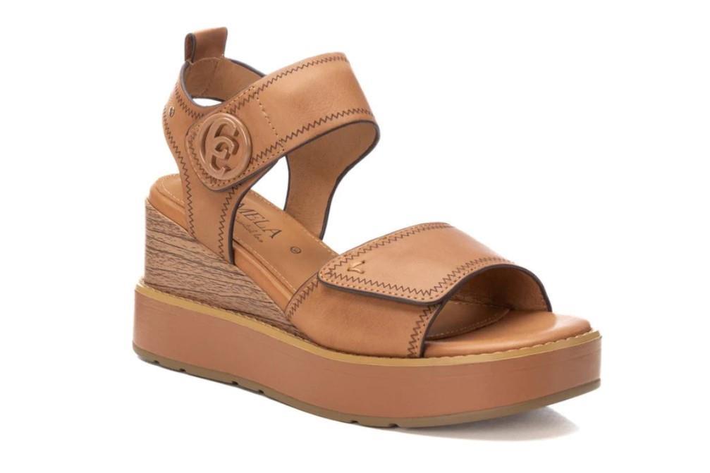 Sandalias con cuña Carmela 162239 en camel para mujer