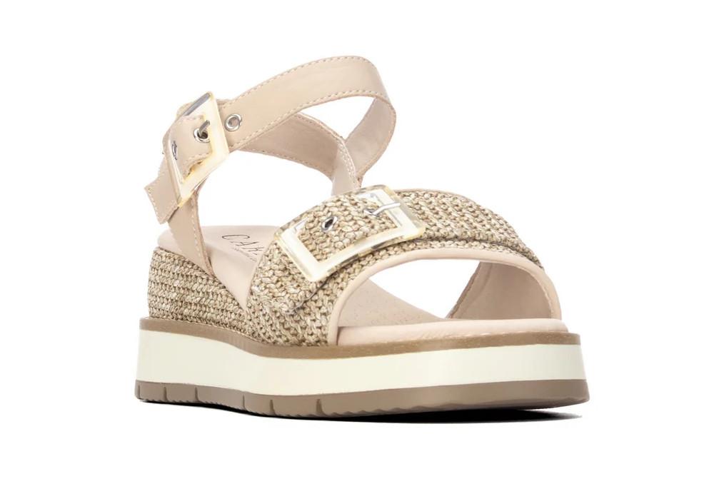 Sandalia con cuña media para mujer Carmela 163217 Beige con Cuña y Detalle Decorativo