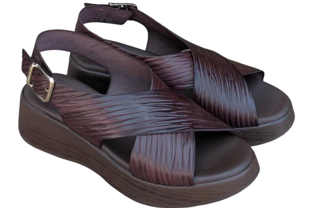 Sandalia con cuña media Paula Urban 33-2070 en color marrón para mujer de piel