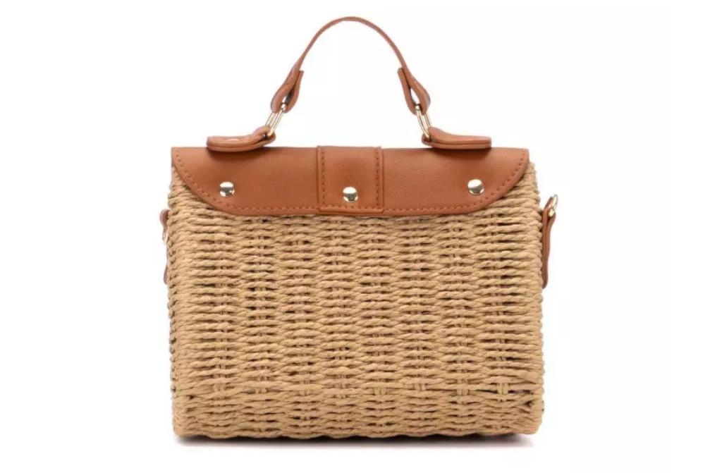 Bolso Bandolera Mujer XTI 184607 Camel – Estilo Mimbre con Solapa y Cierre Clip Vegano