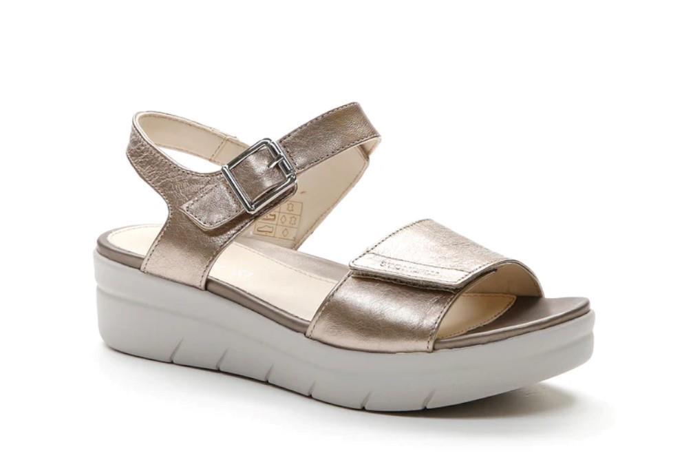 Sandalias Stonefly AQUA III 2 en oro para mujer