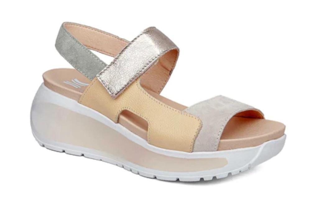 Sandalia con cuña Callaghan 35200 BERTA en marfil para mujer