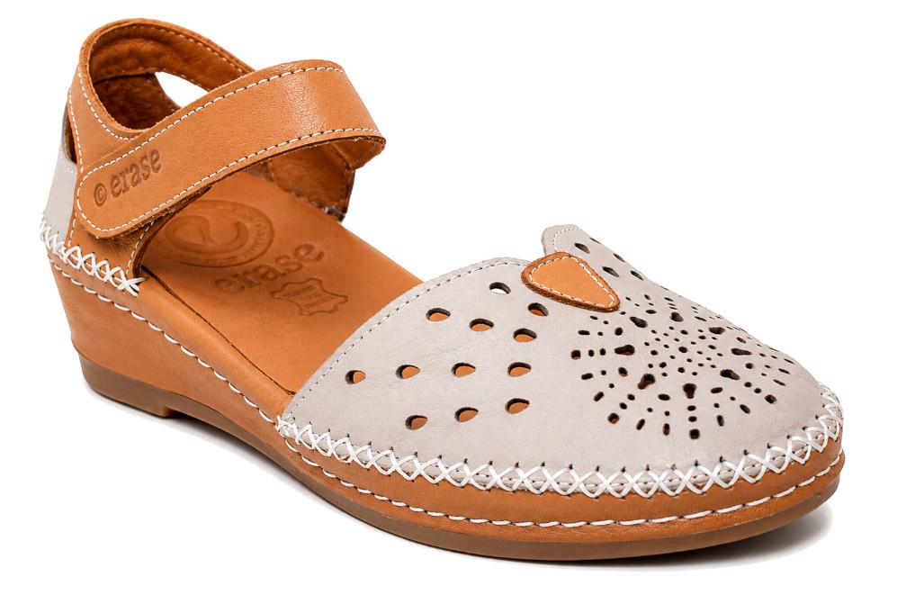 Sandalias cangrejeras Erase 394-10 en taupe para Mujer de Piel Troqueladas con Cierre Ajustable | Confort y Estilo