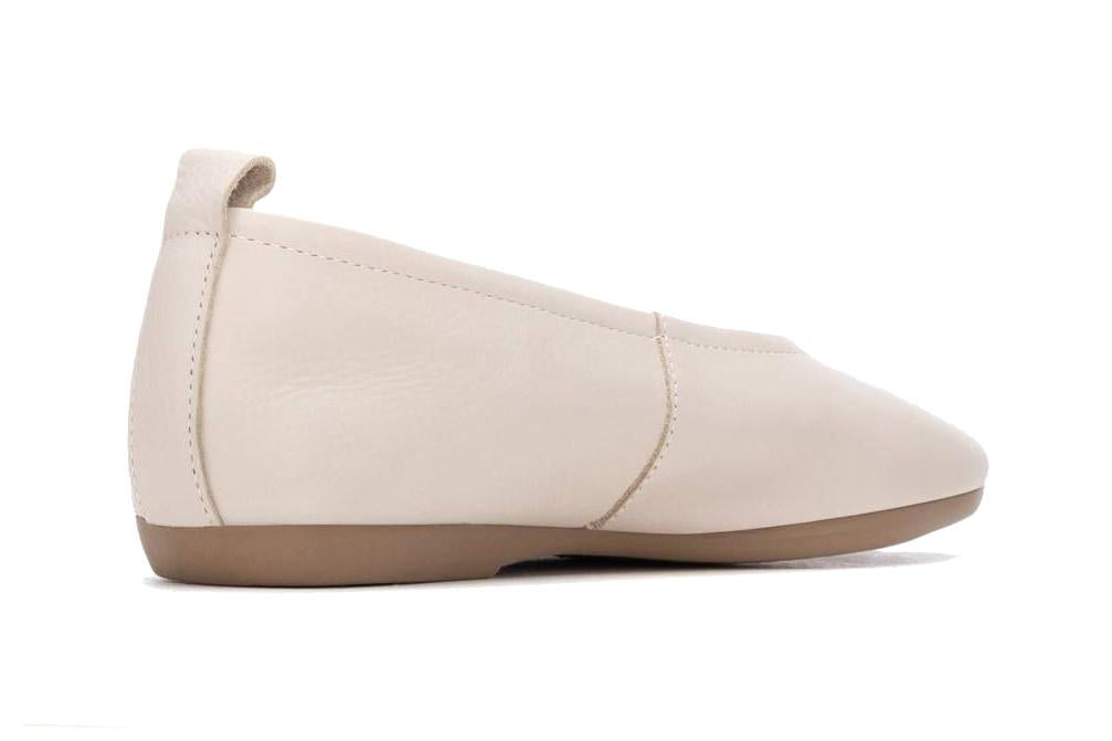 Bailarinas de piel Carmela 16314001 en color beige