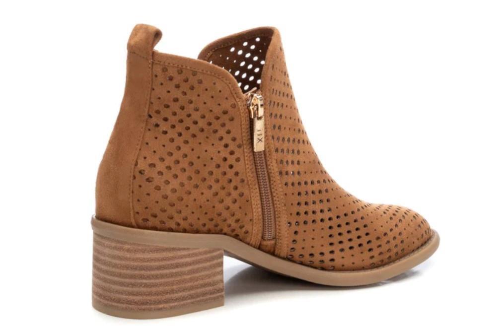 Botines calados XTI 143961 en camel para mujer