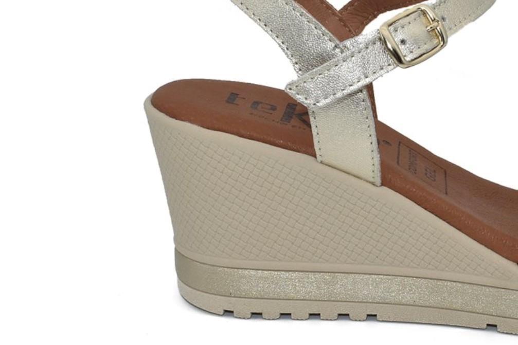 Sandalias con cuña Tekila S-1105 en platino para mujer