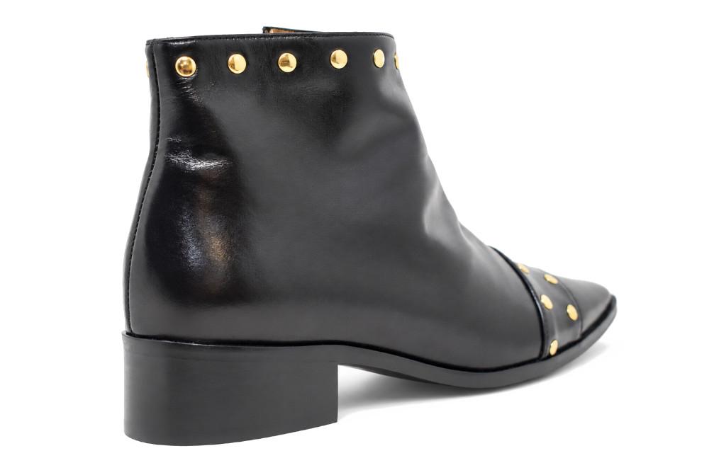 Botines planos Joni 31273 negros con tachuelas doradas