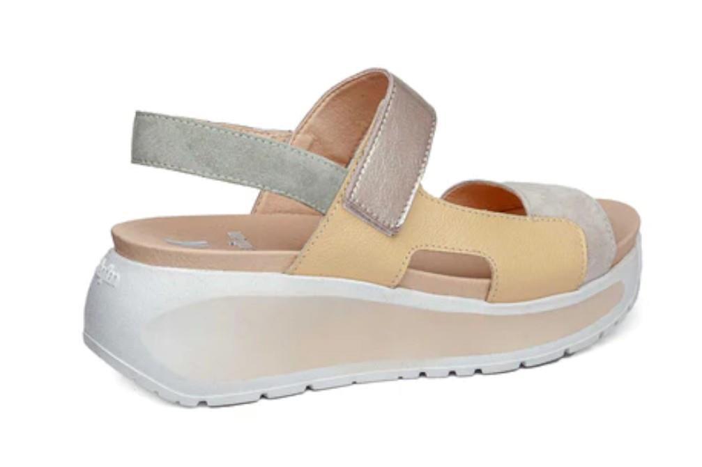 Sandalia con cuña Callaghan 35200 BERTA en marfil para mujer