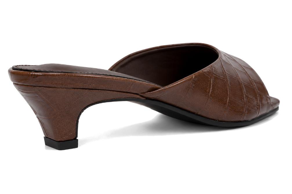 Sandalia mule ISTERIA 1099 marrón para mujer de tacón bajo