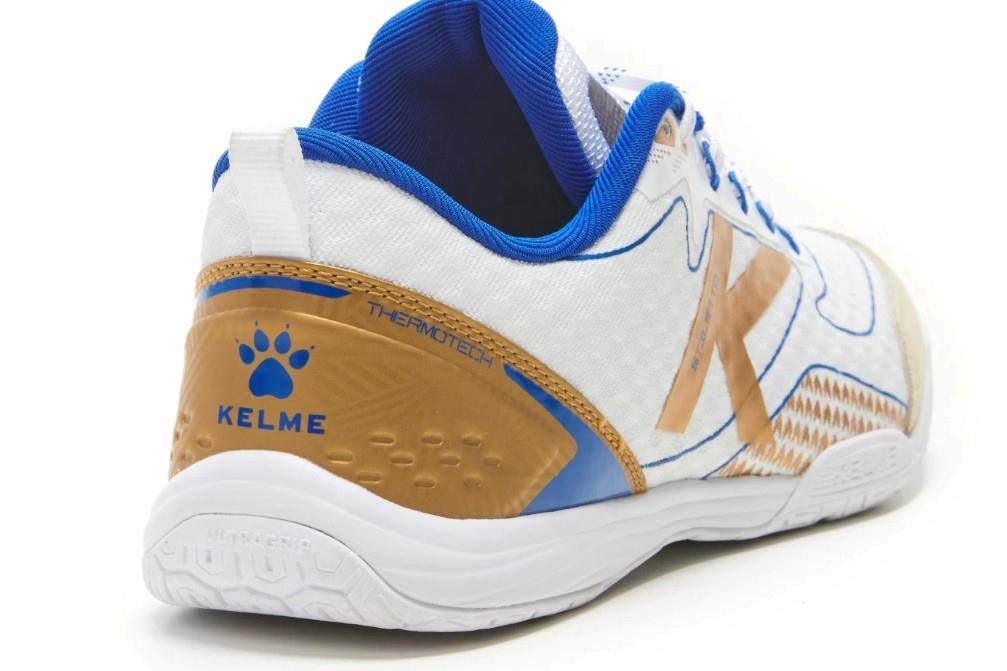 Zapatilla de Fútbol Sala Kelme Stiletto 55967 en color Blanco y Oro para hombre