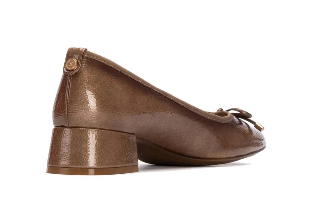 Manoletina de tacón bajo XTI 144242 en beige
