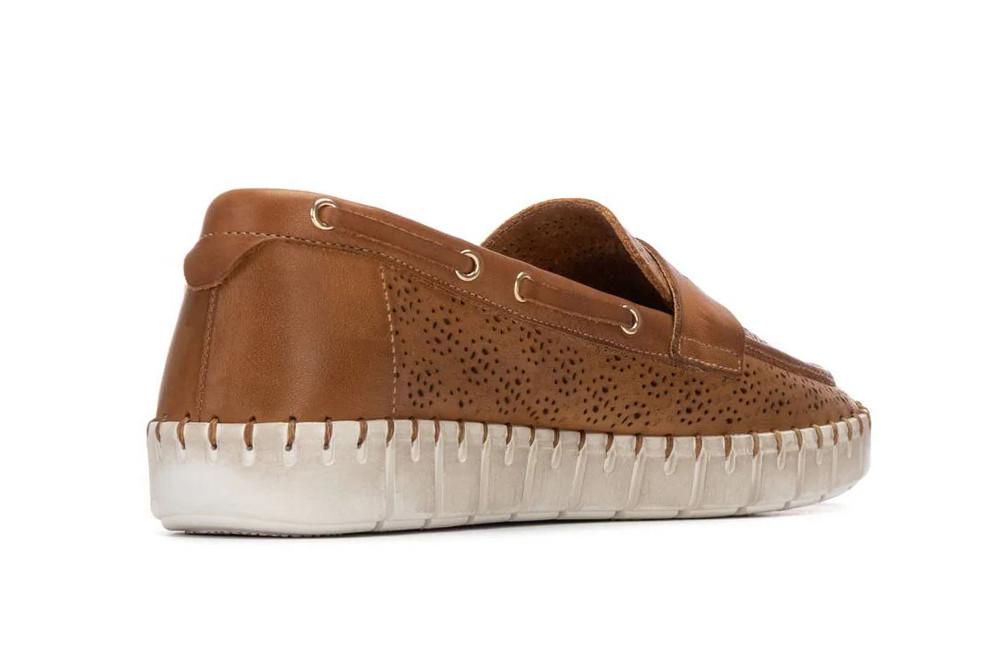 Mocasines Carmela 163212 Camel de Piel con Suela Deportiva para mujer