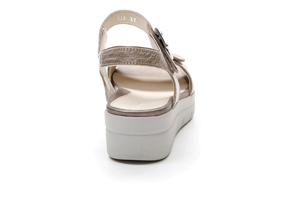Sandalias Stonefly AQUA III 2 en oro para mujer