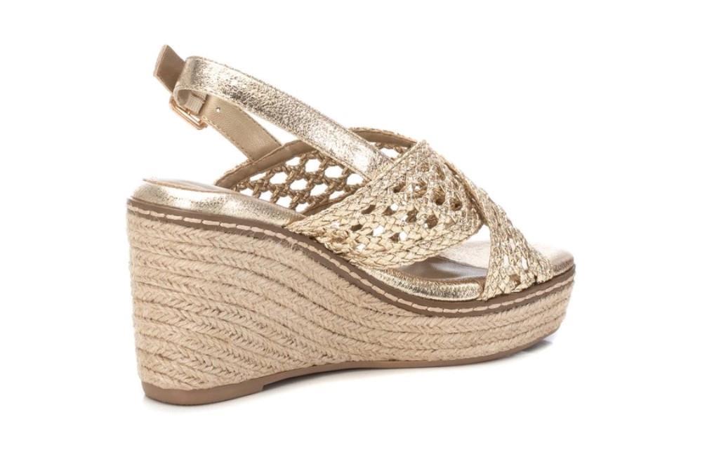 Sandalias con cuña XTI 142746 en oro para mujer