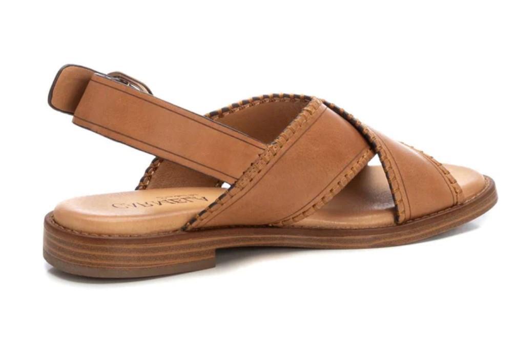 Sandalias planas Carmela 162201 en camel para mujer