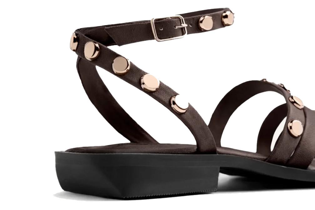 Sandalias planas Gioseppo Mindo 79025 Chocolate de Piel con Tachas y Tacón Bajo para Mujer