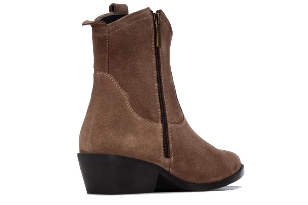 Botín cowboy de serraje para mujer Carmela 164175 con tacón en taupe