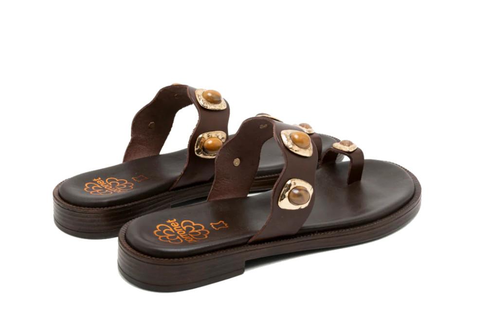 Sandalias Planas Porronet Celine Mujer Piel Moka – Elegancia con Pedrería y Detalles Metalizados