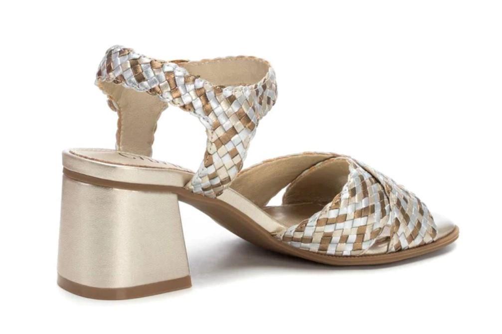 Sandalias Carmela 162192 en oro para mujer