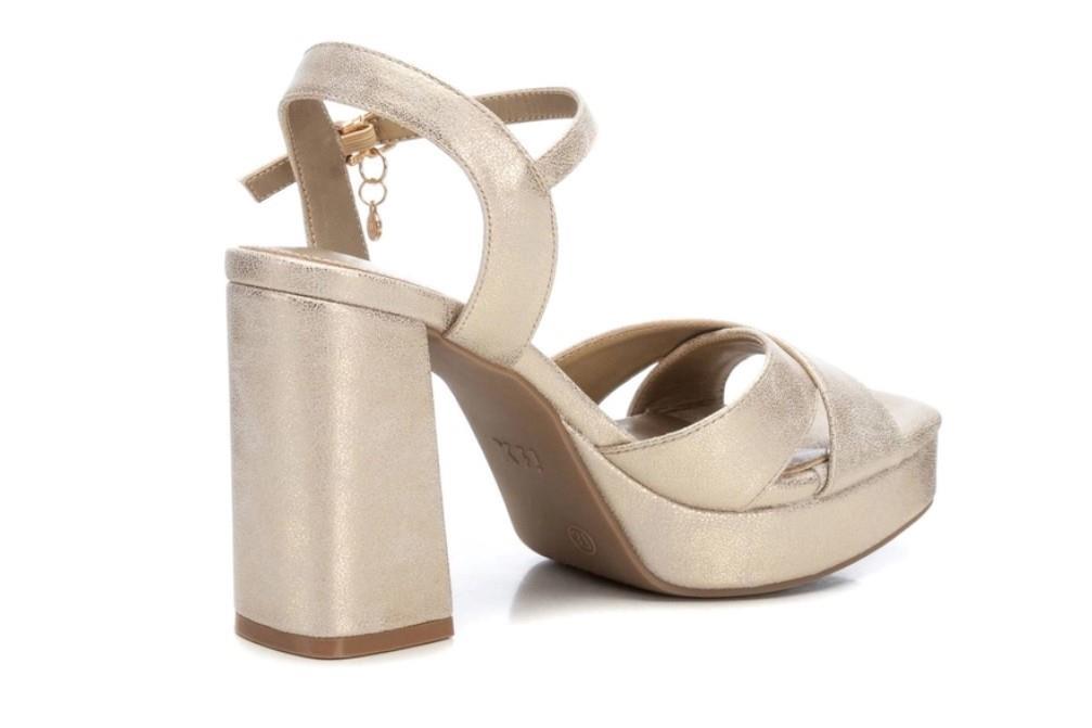 Sandalias de fiesta XTI 142357 en oro para mujer
