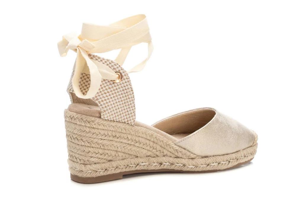 Alpargata con cuña Xti 143841 en oro – Valenciana de Yute Vegana