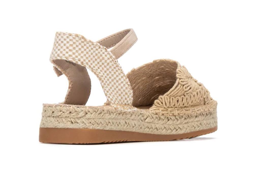 Alpargatas de niñas Xti 153138 en color beige