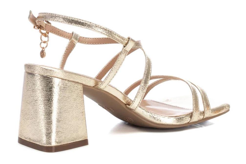 Sandalia de tacón multitiras XTI 142351 en oro para mujer