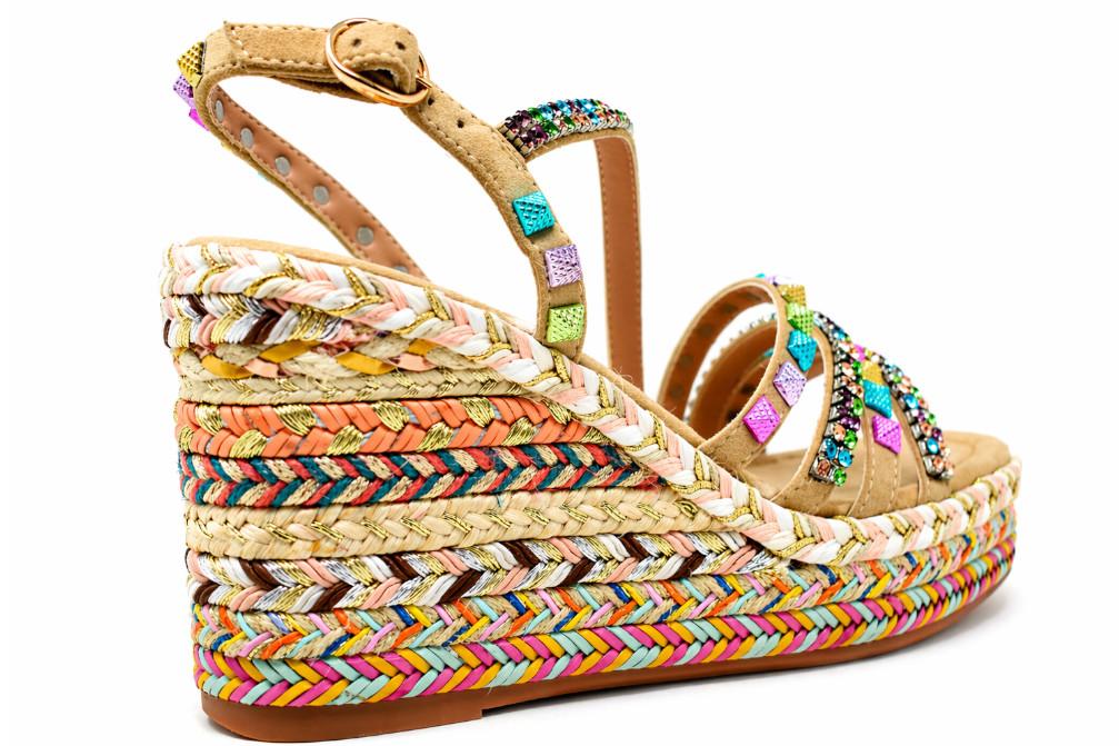 Sandalias con cuña alta de esparto Alma en Pena V2651205 multicolor con pedrería
