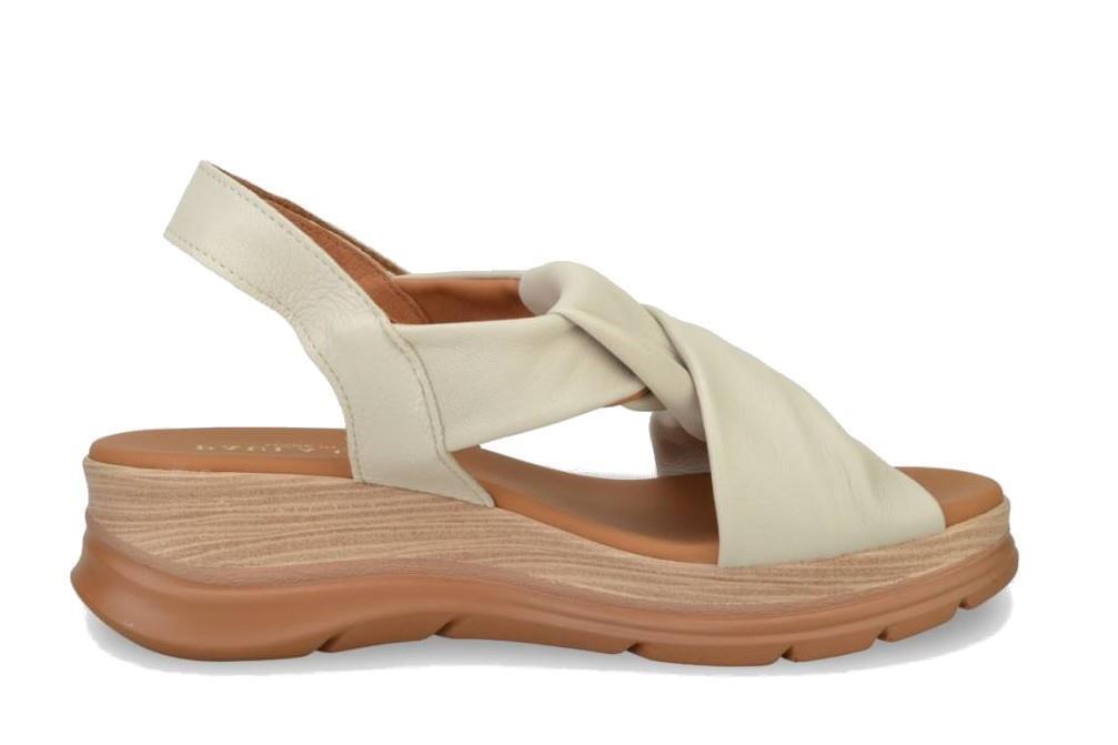 Sandalia con cuña Paula Urban 24-335 en off para mujer