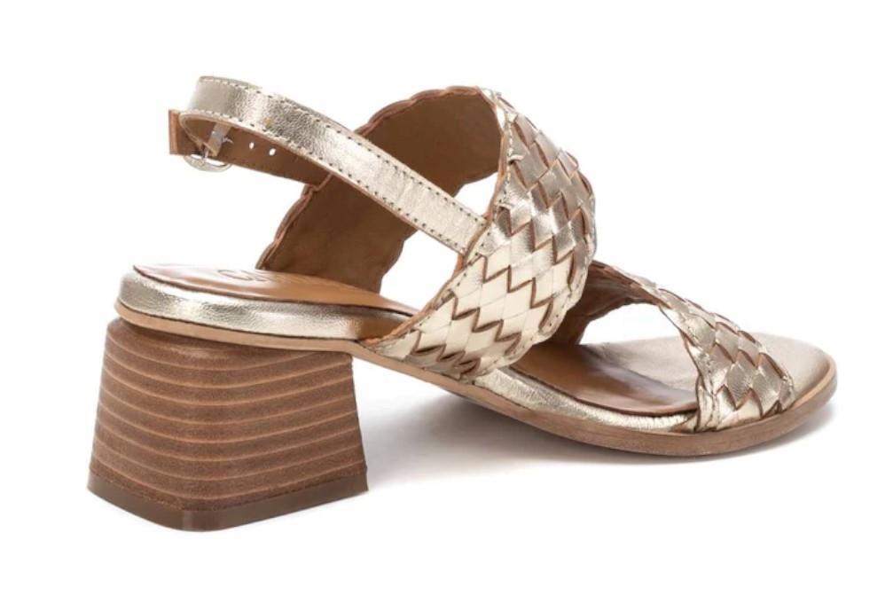 Sandalias con tacón Carmela 162381 en oro para mujer