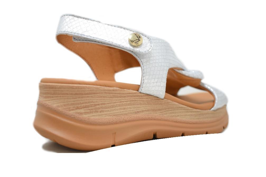 Sandalia con cuña Paula Urban 26-614 en plata para mujer