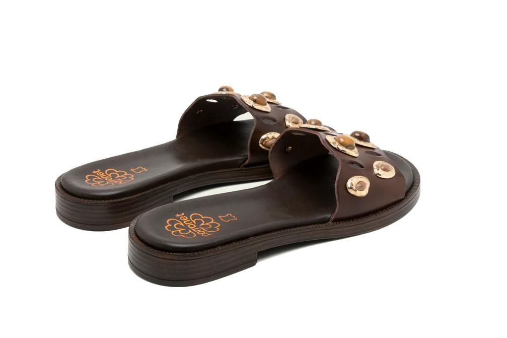 Sandalias Planas Porronet Clara Mujer Piel Moka – Con Pedrería y Detalles Metalizados
