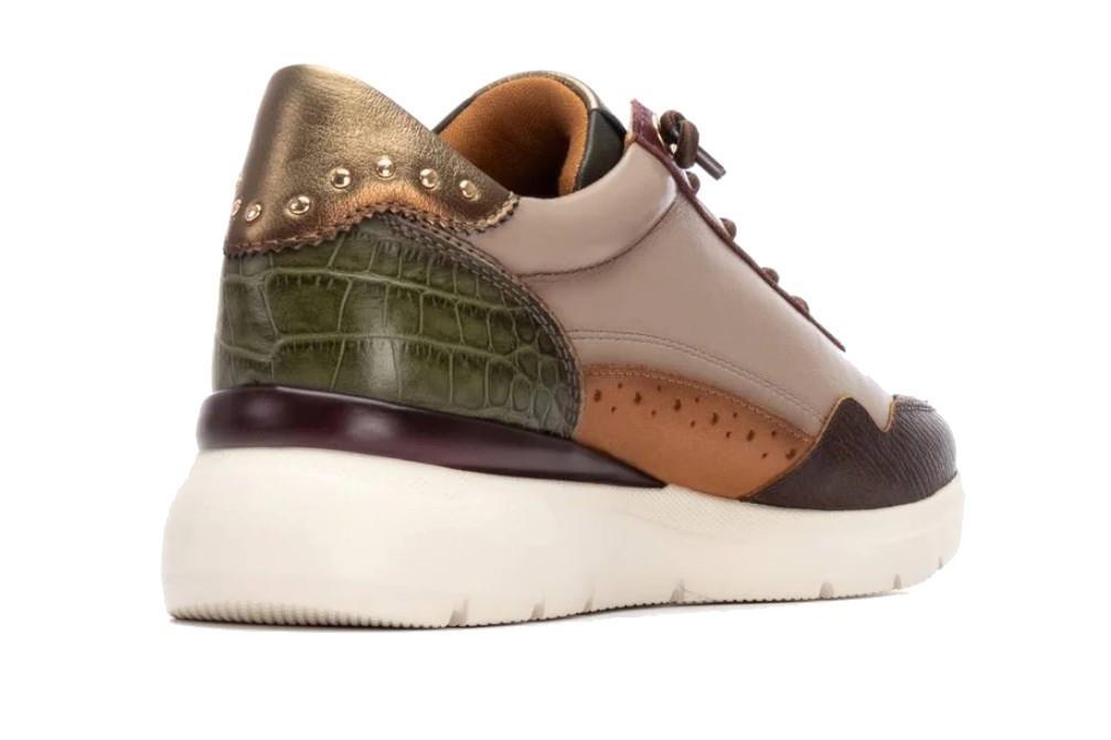 Zapatillas deportiva Carmela 162430 en burdeos para mujer