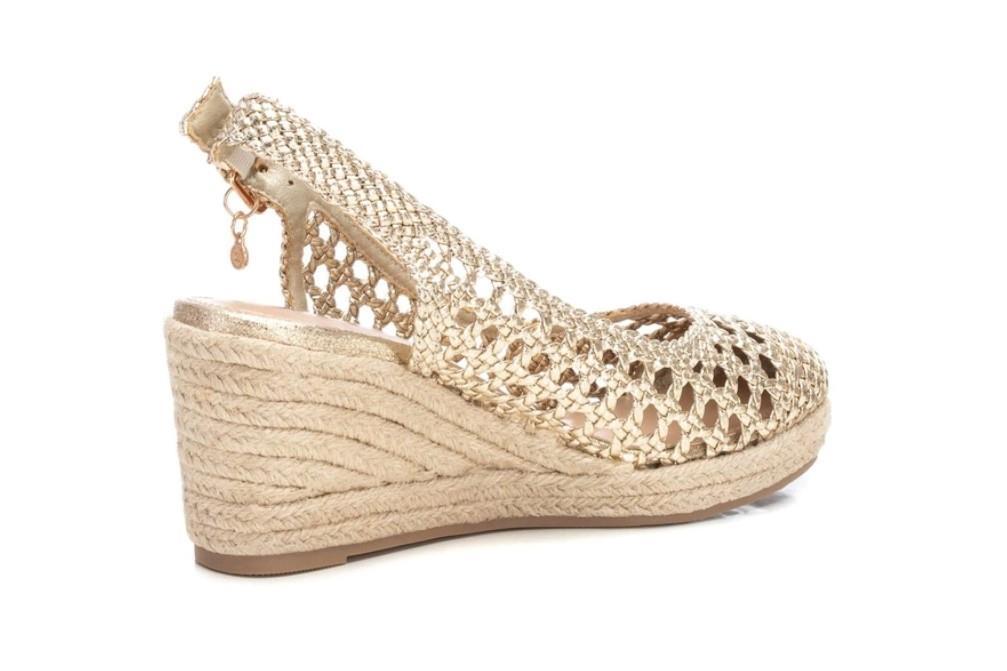 Alpargatas con cuña XTI 142892 en oro para mujer