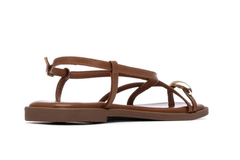 Sandalias planas camel Xti 145358 para mujer | Sandalias veganas elegantes y cómodas