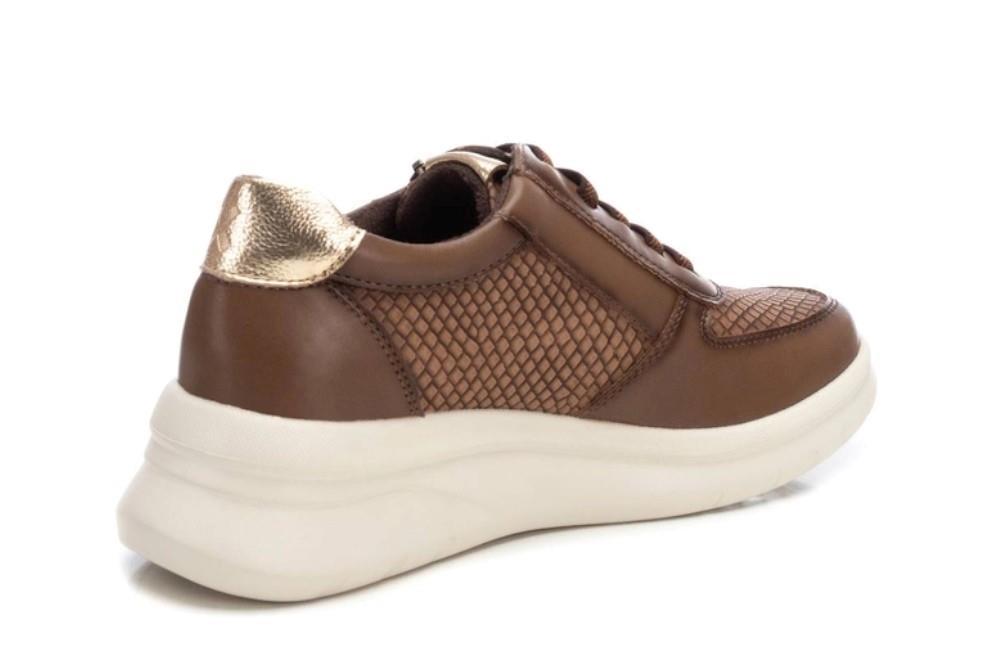 Zapatilla deportiva Xti 143366 en taupe para mujer