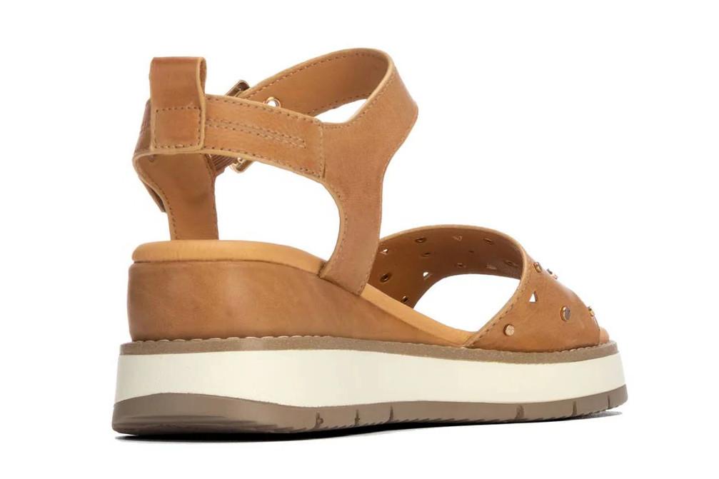 Sandalia con cuña media Carmela 163248 con Cuña de Piel y Tiras Cruzadas para mujer en camel