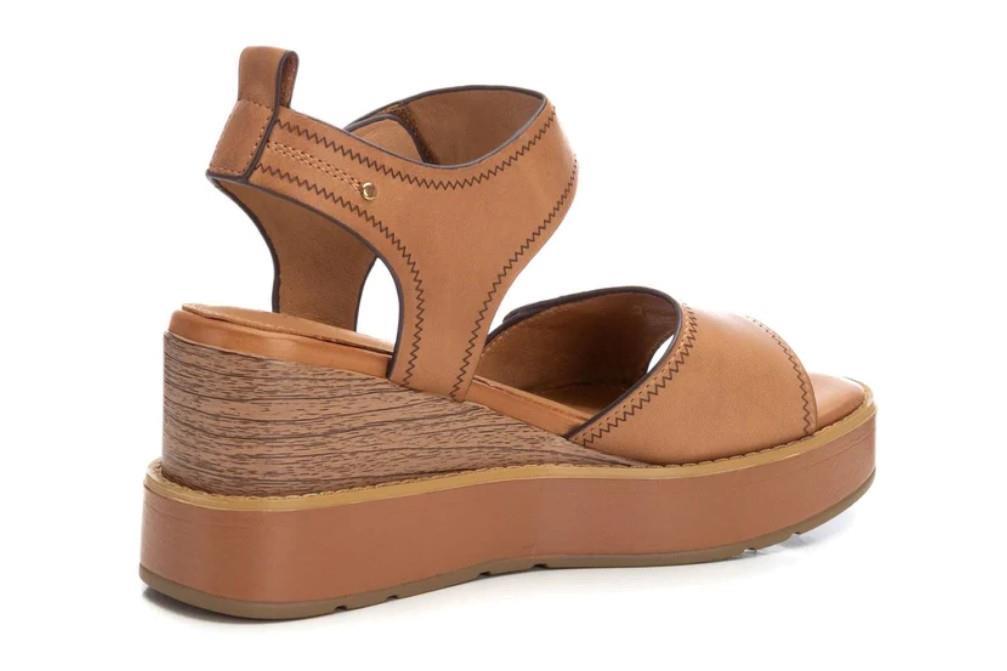 Sandalias con cuña Carmela 162239 en camel para mujer