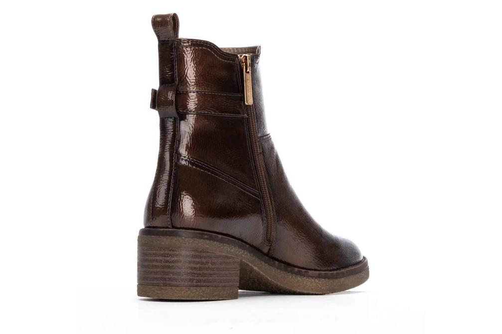 Botines chelsea Carmela 162579 en color taupe