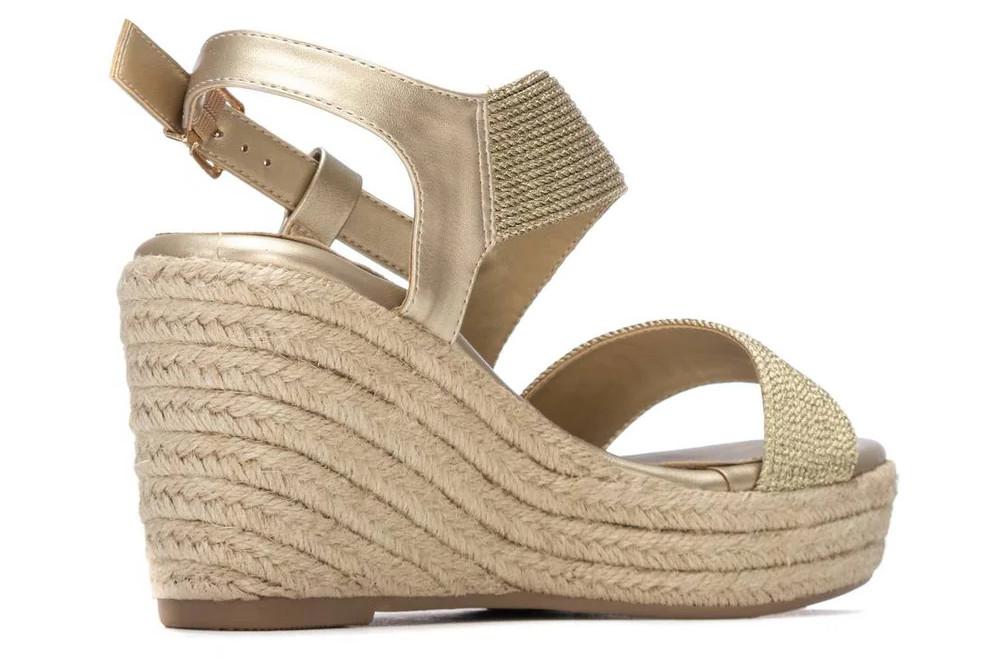 Sandalias con cuña de esparto XTI 145335 en oro para mujer | Cuñas metalizadas con plataforma de yute