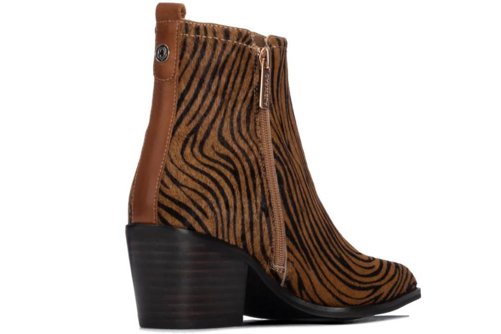 Botín cowboy de piel para mujer Carmela 164386 beige con tacón