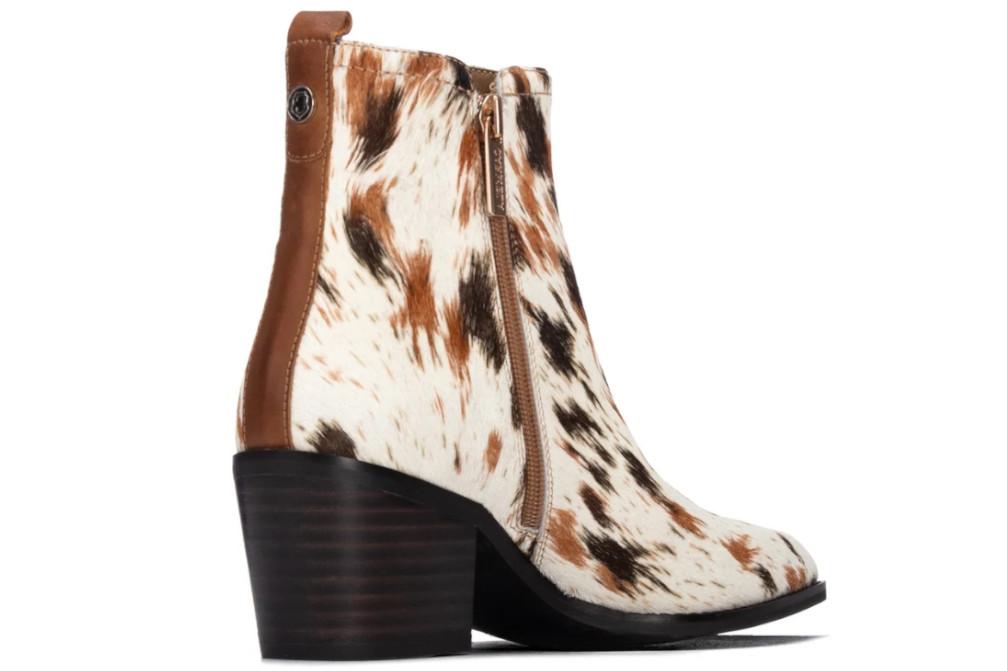 Botín cowboy de piel para mujer Carmela 164386 beige con tacón