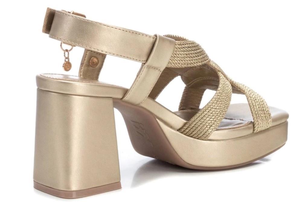 Sandalias de fiesta XTI 142337 en oro para mujer