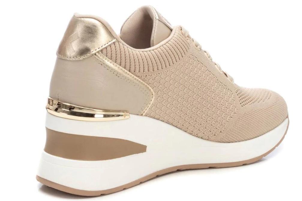 Zapatillas deportivas con cuña XTI 143721 en beige para mujer