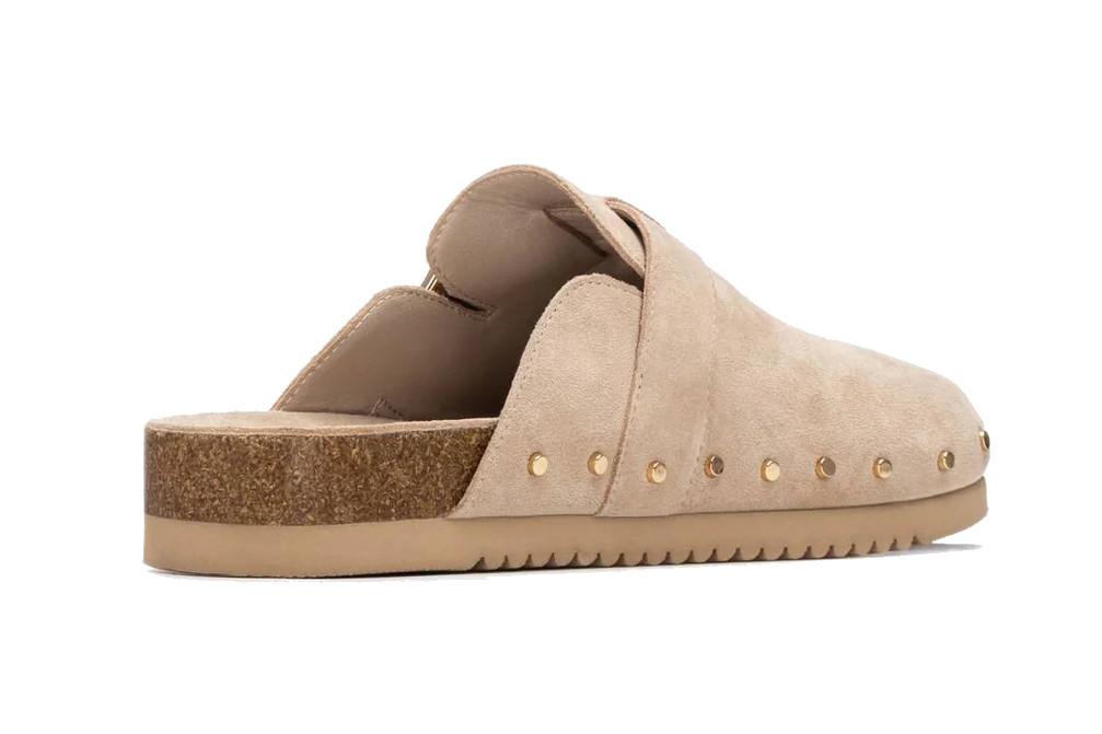 Zueco bio Carmela 163270 en beige de Serraje con Tachas y Suela Antideslizante para mujer