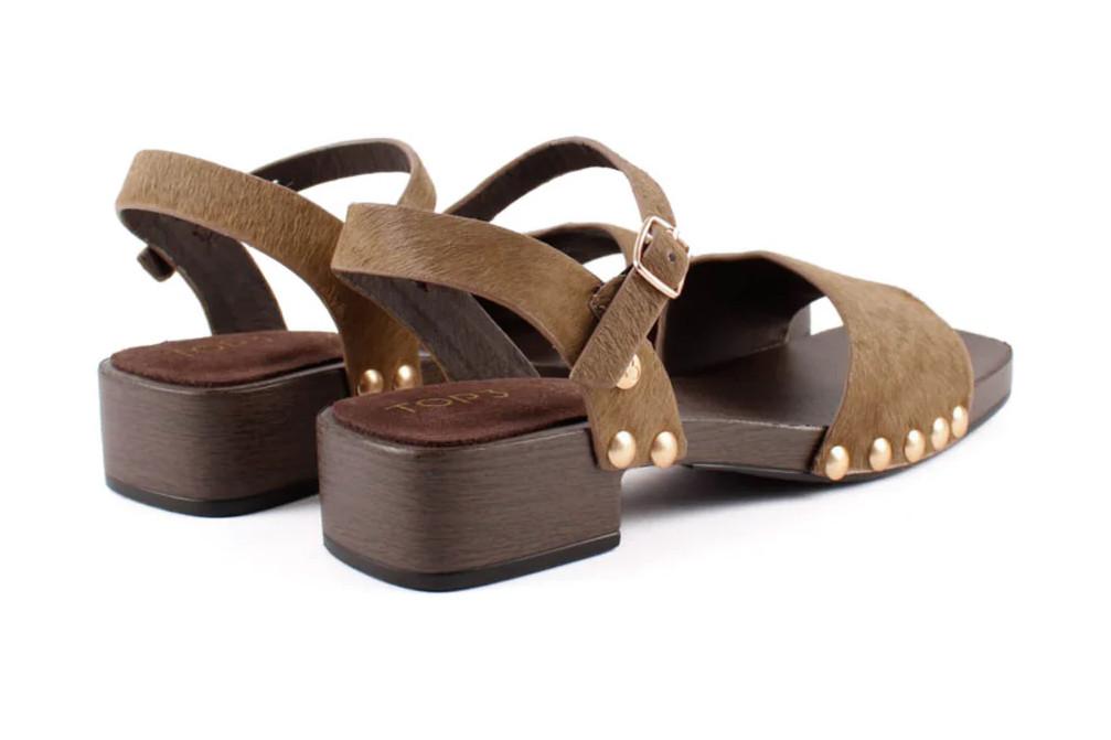 Sandalia taupe de piel con tachas TOP3 SF1644 para mujer | Comodidad y estilo artesanal
