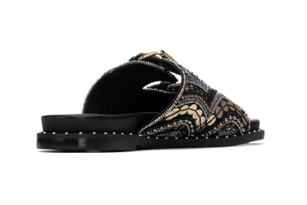Sandalia plana Carmela 163200 para mujer en negra con Pedrería Multicolor y Suela Antideslizante