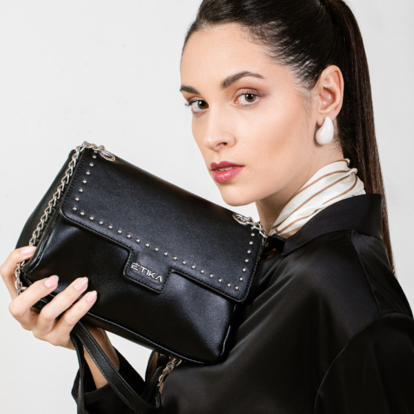 https://www.zapatonee.com/bolsos/14126-bandolera-etika-lauren-b30101-en-negro-para-mujer.html